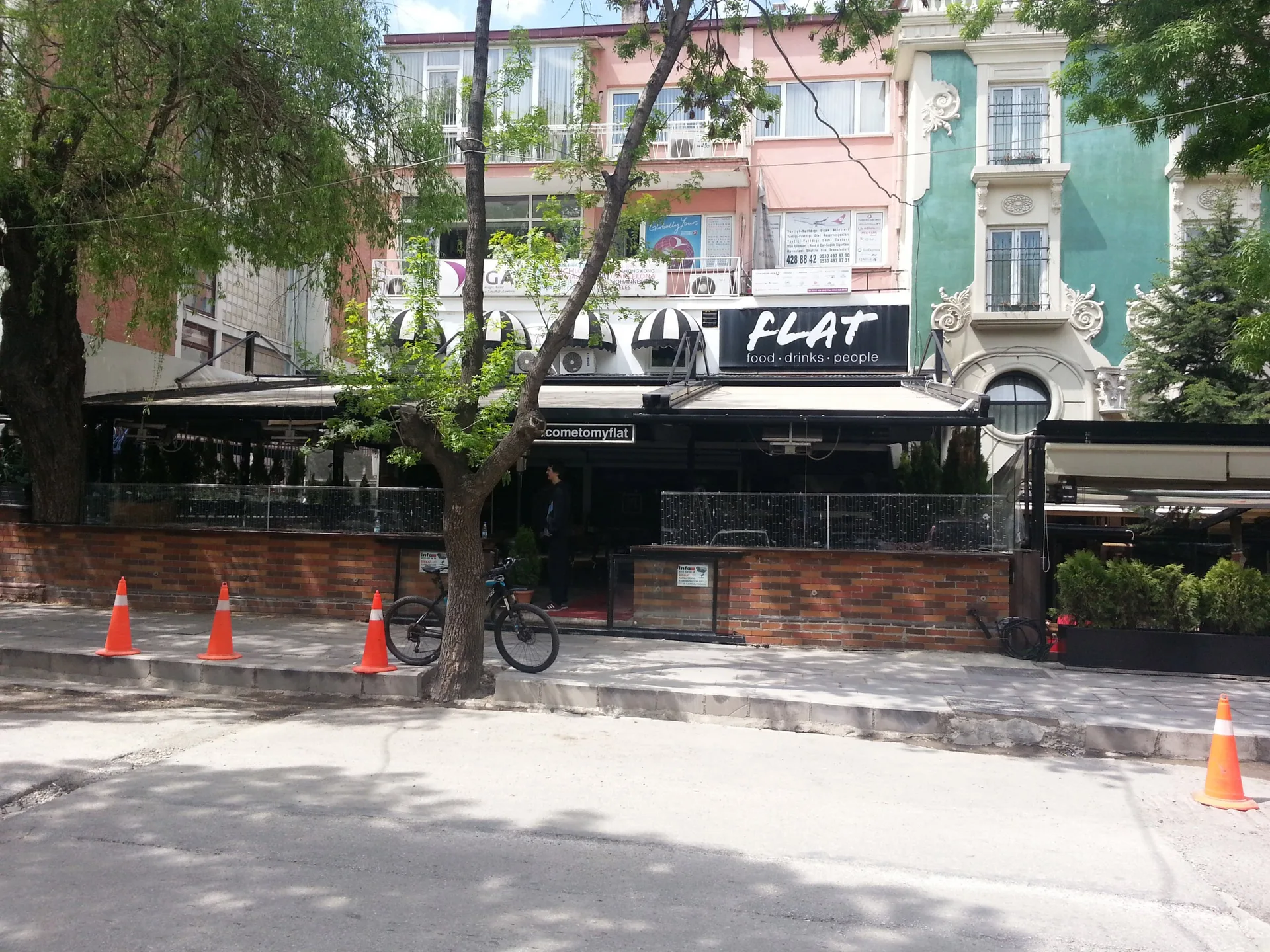 Flat Bar & Pub